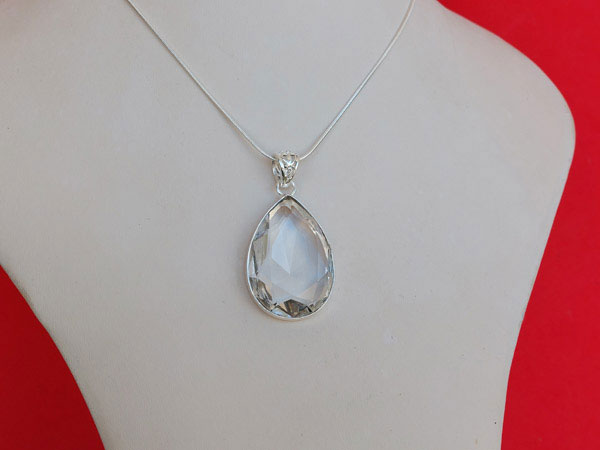 Silver and rock crystal quartz pendant.. Foto 3