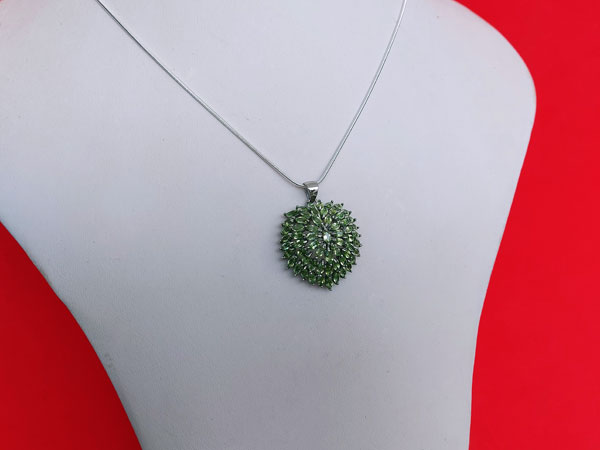 Silver pendant with peridot gems.. Foto 1