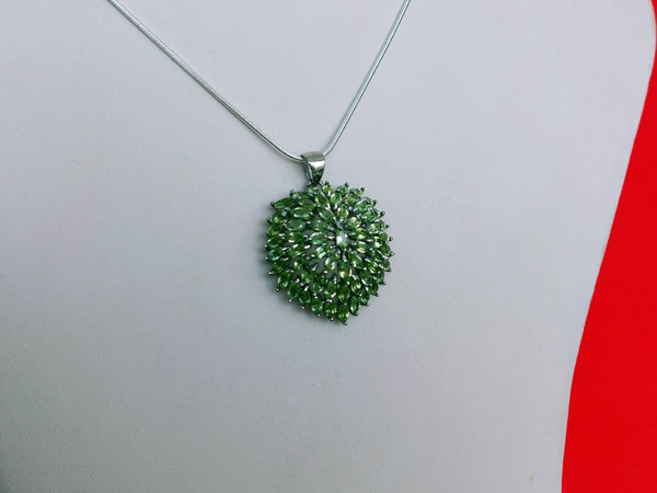 Silver pendant with peridot gems.. Foto 2