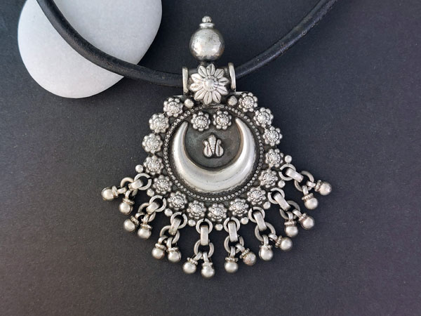 Rajput handmade ethnic pendant.. Foto 3