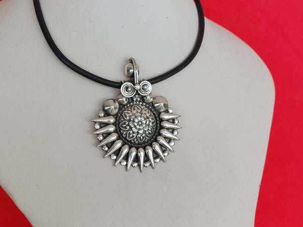 Rajput handmade ethnic pendant.. Foto 3