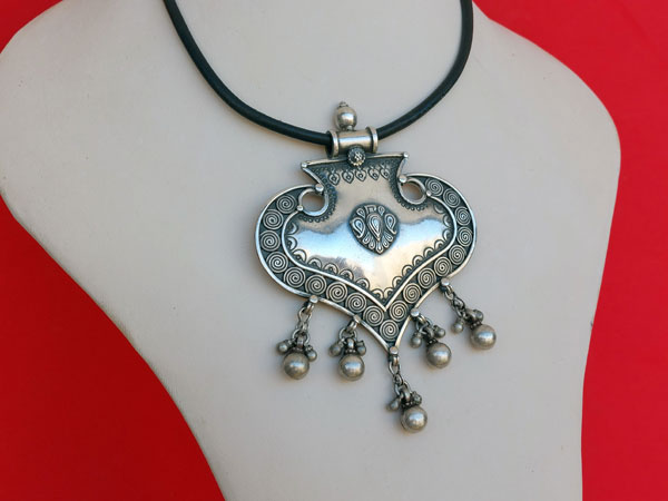 Rajput ethnic handmade sterling silver pendant.. Foto 3