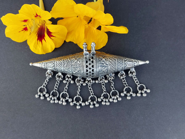 Traditional ethnic silver pendant.. Foto 1