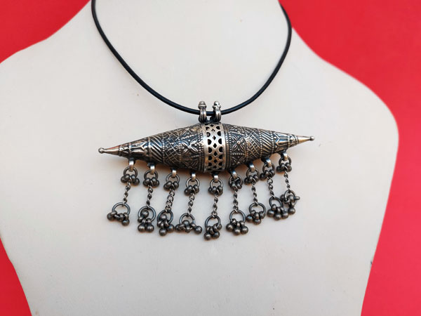 Traditional ethnic silver pendant.. Foto 2