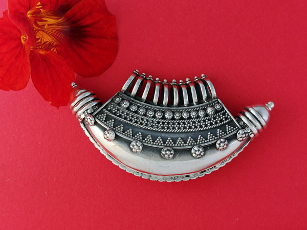 Rajput ethnic handmade sterling silver pendant.. Foto 1