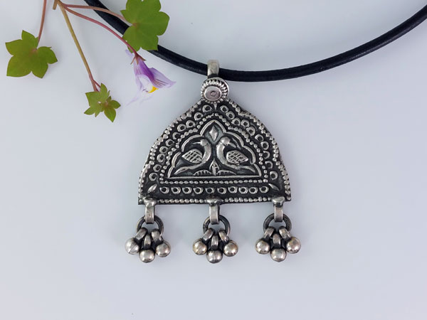 Rajput ethnic handmade sterling silver pendant.. Foto 1