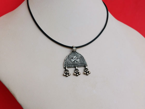 Rajput ethnic handmade sterling silver pendant.. Foto 2