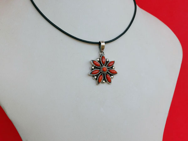 Tibetan Sterling silver and Coral pendant.. Foto 2