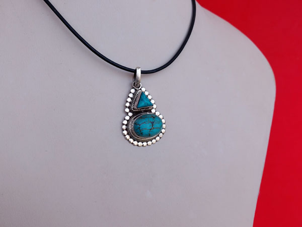 Colgante artesanal tibetano de plata y turquesas.. Ref. XCM