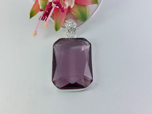 Amethyst pendant set in silver.. Foto 1