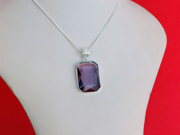 Amethyst pendant set in silver.. Foto 3