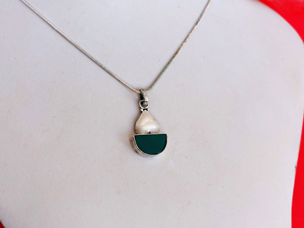 Ethnic sterling silver and green agate pendant.. Foto 4