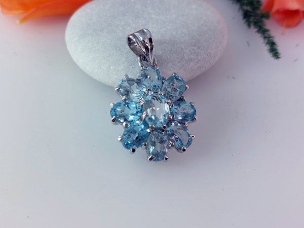 Sterling silver pendant with faceted aquamarine gems.. Foto 1