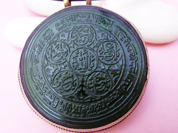 Colgante labrado artesanalmente sobre agata verde.. Ref. XCZ