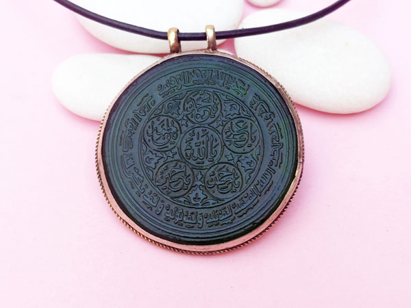 Colgante labrado artesanalmente sobre agata verde.. Foto 2