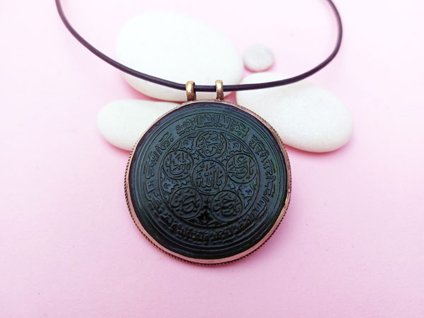 Colgante labrado artesanalmente sobre agata verde.. Foto 3