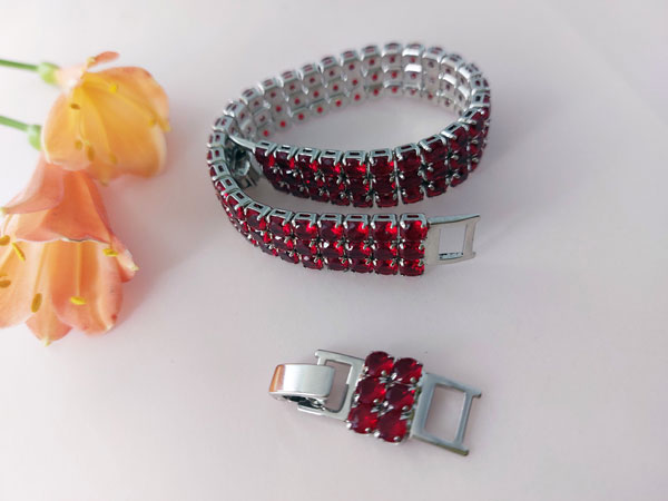 Elegant sterling silver and ruby bracelet.. Foto 1