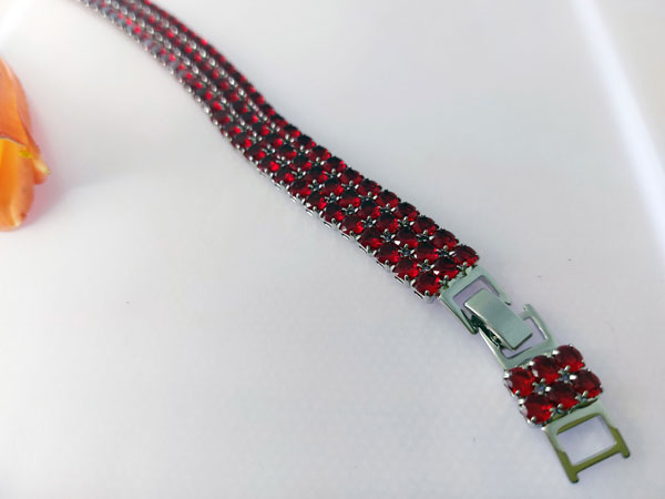 Elegant sterling silver and ruby bracelet.. Foto 3