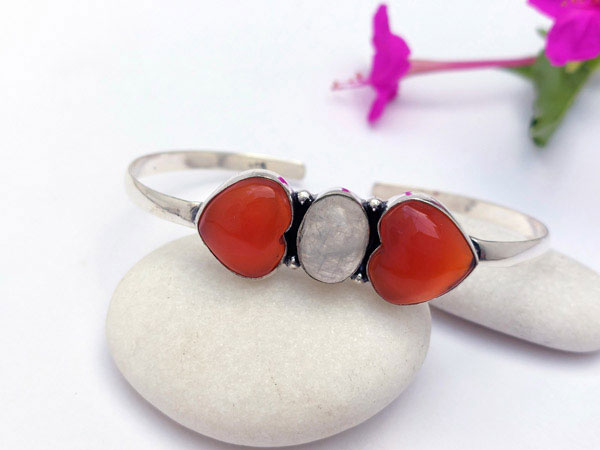 Pulsera etnica artesanal con agatas cornalinas y piedra de luna.. Ref. YAL