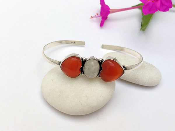 Pulsera etnica artesanal con agatas cornalinas y piedra de luna.. Foto 2